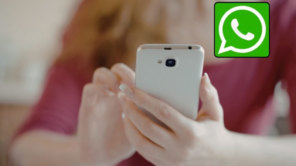 Whatsapp, gira la truffa letale dell’avvocato: come riconoscerla al volo Smartphone logo WhatsApp