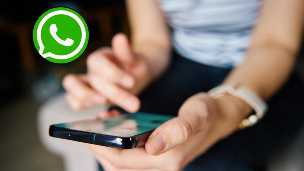 Smartphone donna WhatsApp