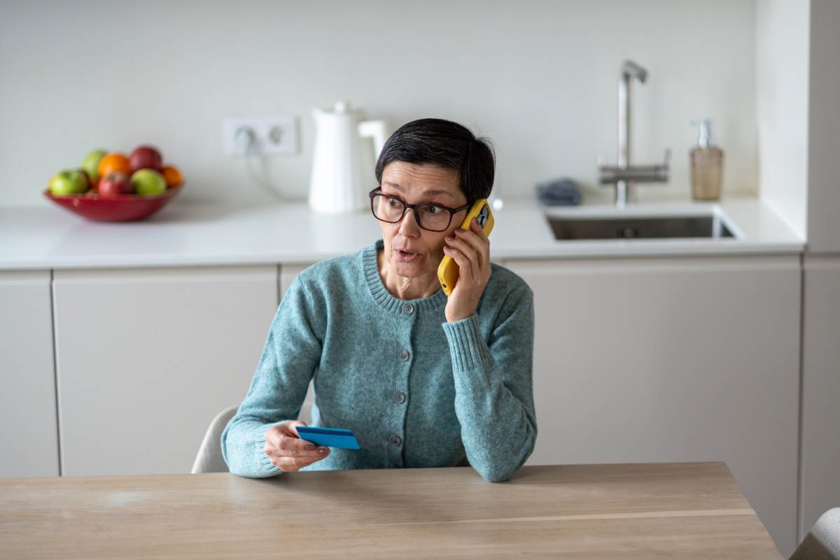Telefonata donna carta