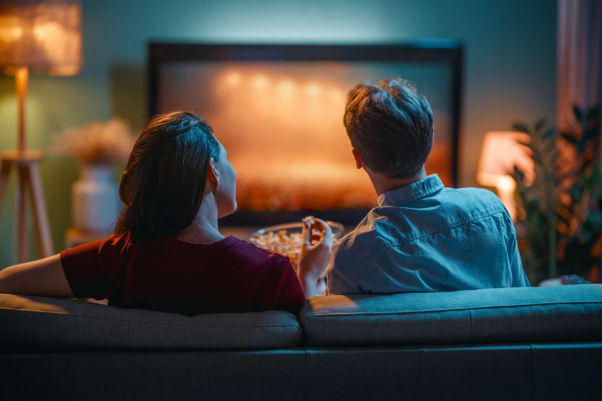 Coppia guarda tv