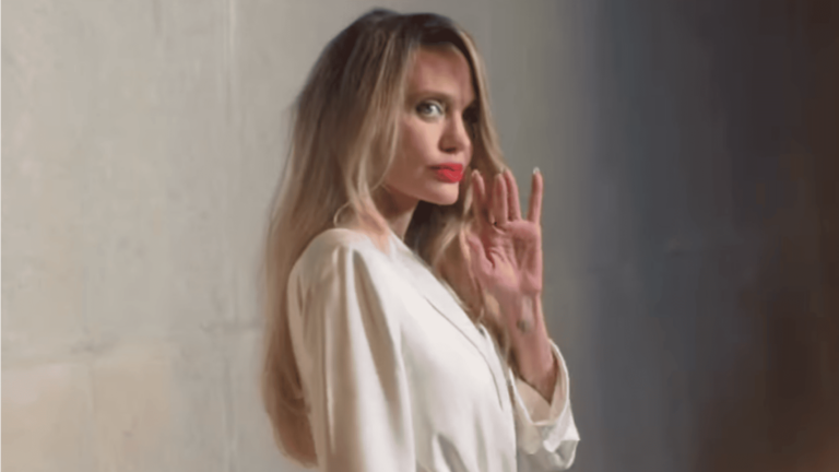 Angelina Jolie alla Shanghai Fashion Week: il web desta preoccupazioni per lo stato fisico dell’attrice Angelina Jolie alla Shanghai Fashion Week fonte: Instagram