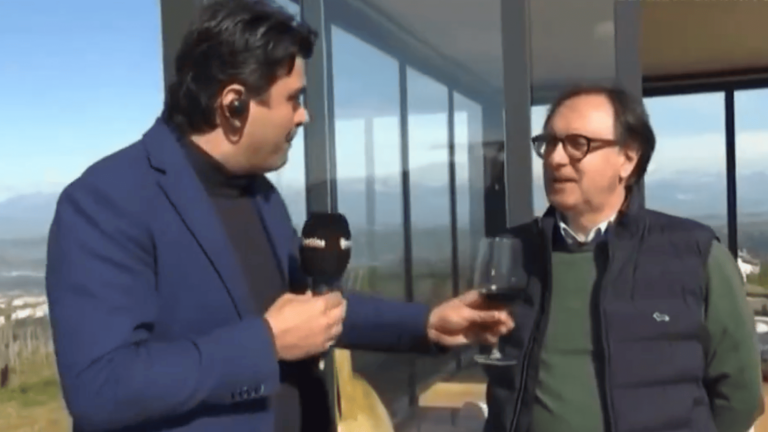 Scambia il bicchiere di vino per il microfono: la divertente gaffe dell’inviato di Unomattina fa impazzire i social Giordano Verardi e Gennaro Convertini durante la diretta di Unomattina fonte: X