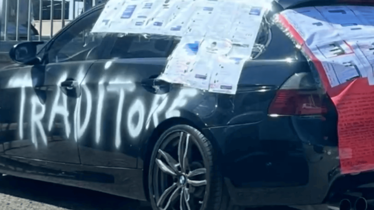 Bari: una donna scopre il tradimento del fidanzato e per vendetta gli imbratta la macchina con le chat dell’amante L’auto imbratta dalla donna come vendetta dopo la scoperta del tradimento del fidanzato ad Altamura fonte: X