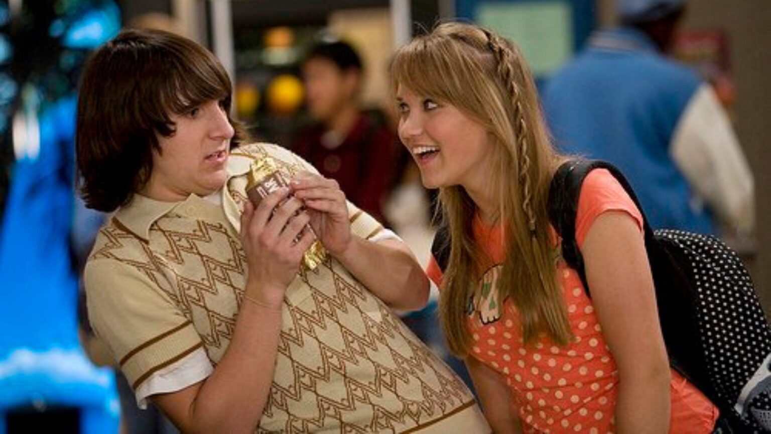 Emily Osmet e Mitchel Musso in una scena di Hannah Montana