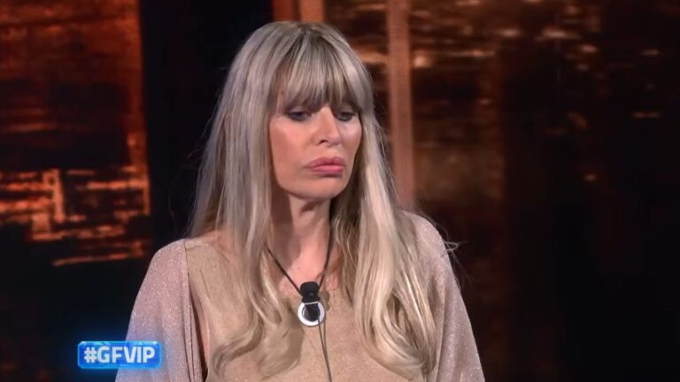 Alessandra Mussolini cade a terra per un malore al GF Vip