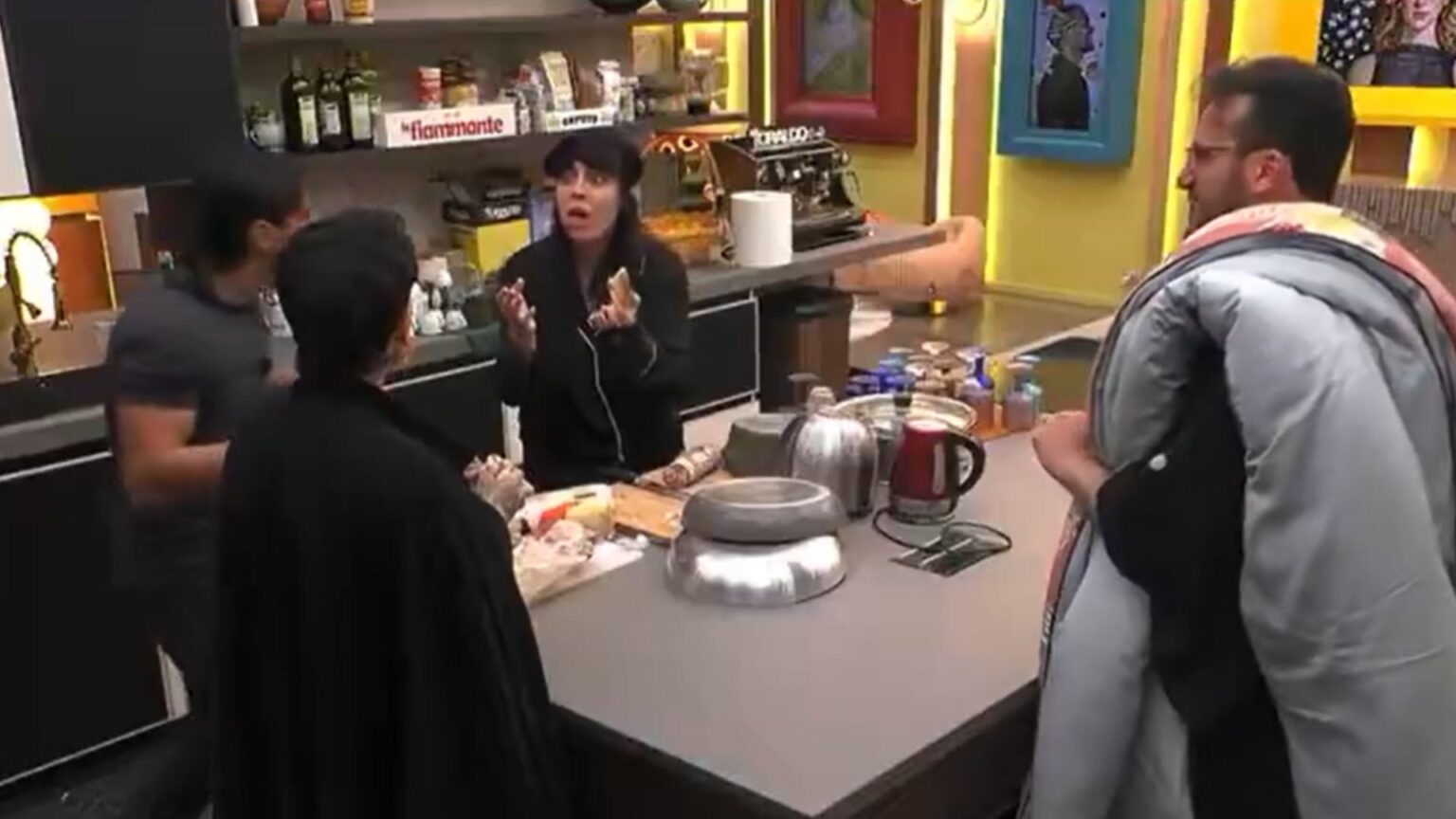 Gionny Scandal cita Corona in diretta: la regia censura tutto e il video diventa virale GionnyScandal cita Corona al GF Vip