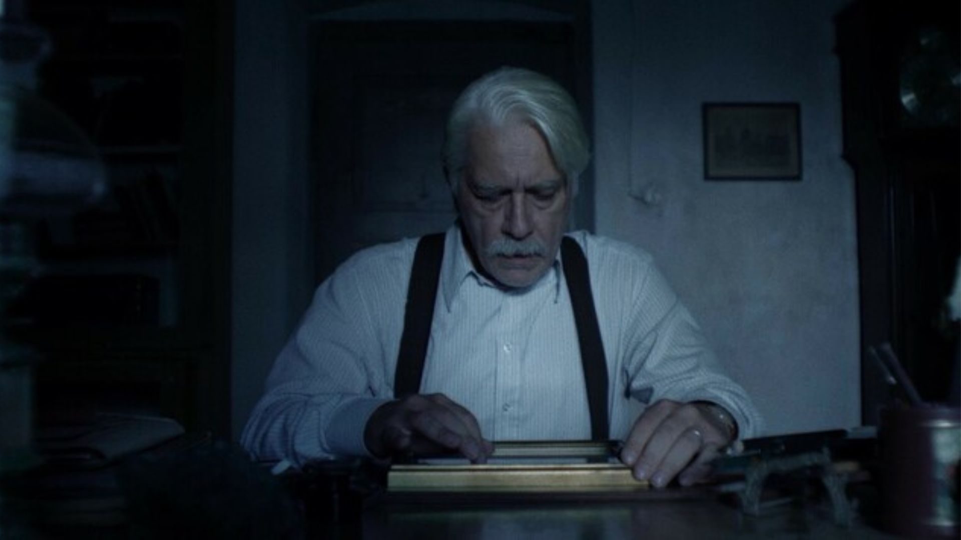 Tommaso Ragno in una scena di Vermiglio