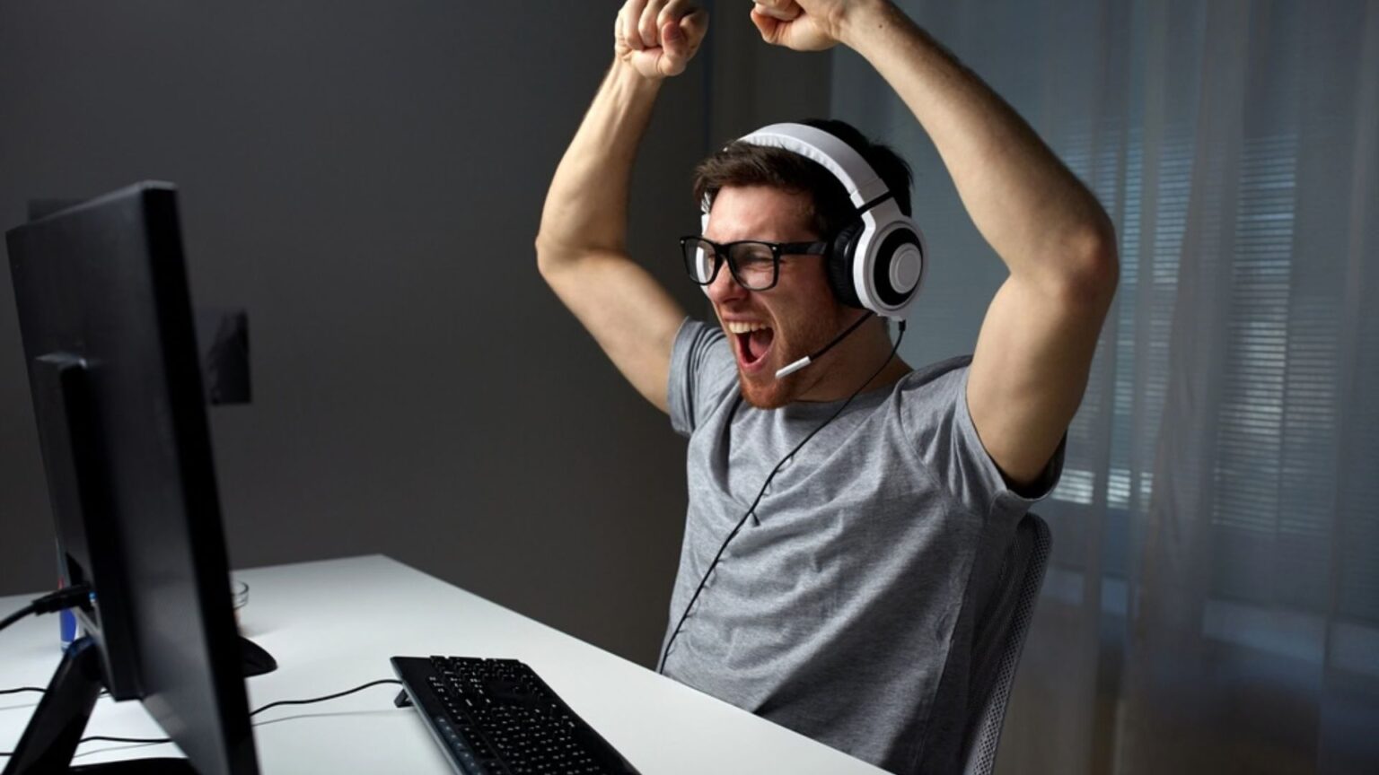 Un uomo vince giocando a un videogioco