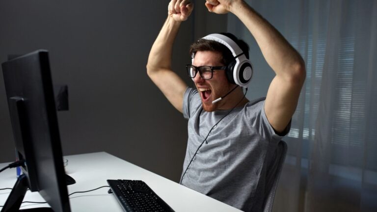 Un uomo vince giocando a un videogioco