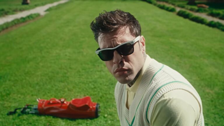 Fedez e Giulia, una foto su Instagram accende i rumors sulla gravidanza: il web si infiamma Fedez nel video di SCELTE STUPIDE