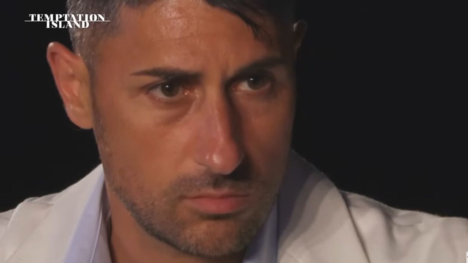 L’Isola non sarà più in diretta: la svolta che cambia tutto e un volto social torna in gioco (i social impazziscono) Alessio a Temptation Islan 2025