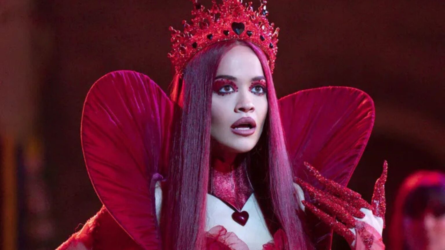 Non è un concerto ma sembra tale: Rita Ora manda in tilt un evento esclusivo (e scoppia la polemica social) Rita Ora in Descendants: L'ascesa di Red