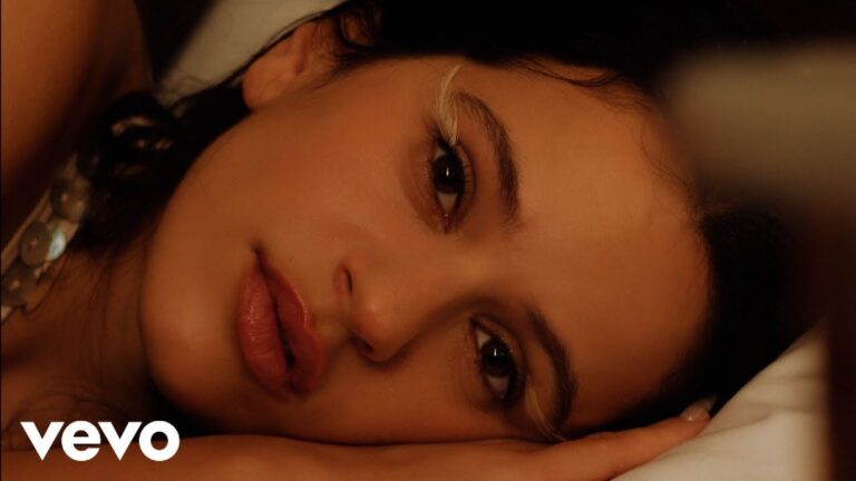 Rosalia nel videoclip di Lux - YouTube