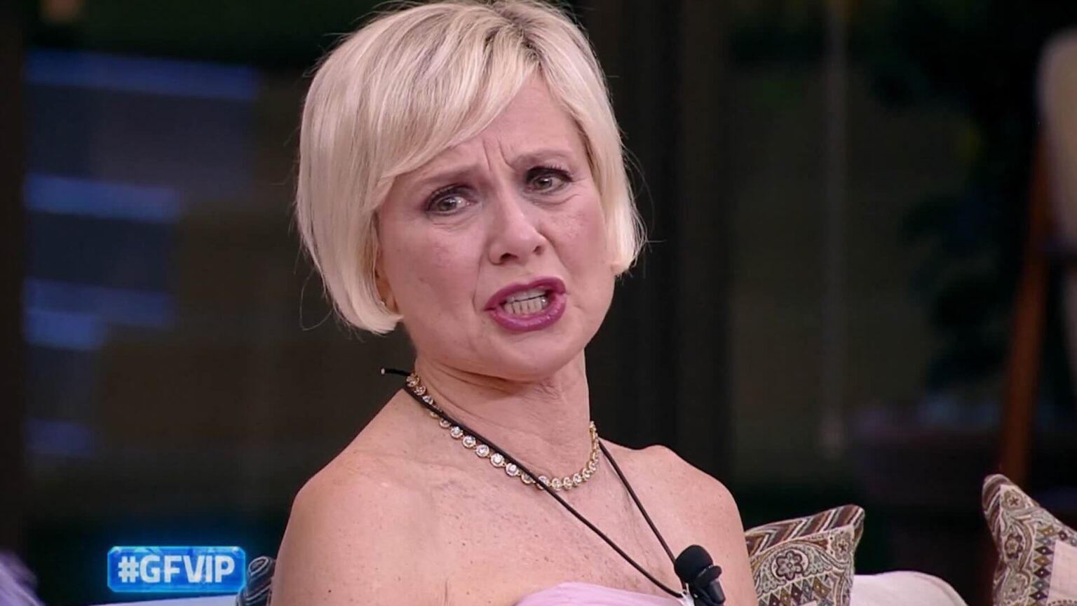 GF Vip, Antonella Elia crolla e scoppia a piangere in diretta: il gesto di Alessandra Mussolini scatena il caos Antonella Elia