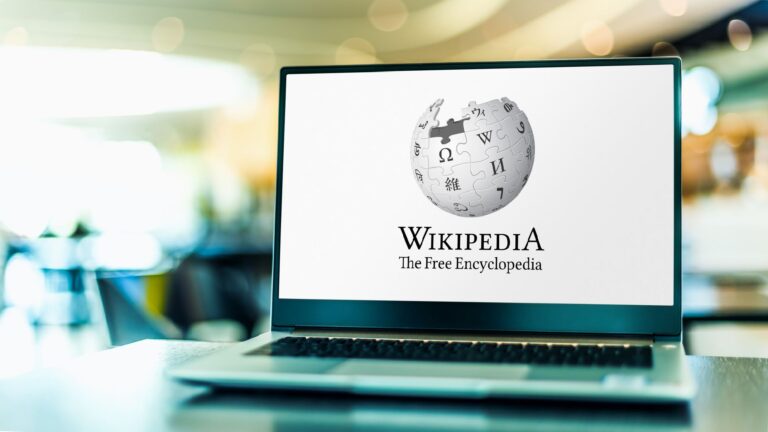 Cos’è WikiGacha? Il gioco assurdo che trasforma Wikipedia in carte e crea dipendenza: ecco come funziona e come trovarlo Logo di Wikipedia su un computer