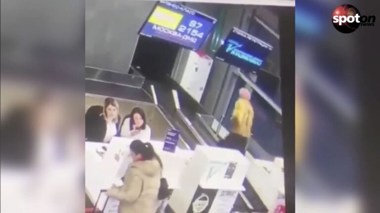 Scambia il check-in per l’imbarco: anziana finisce sul nastro bagagli e nessuno interviene, il video è virale Donna anziana in aeroporto