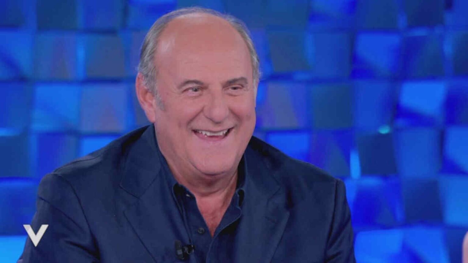 “Emozionato come per quella che non presi quarant’anni fa”: Gerry Scotti laurea magistrale honoris a 68 anni (e commuove l’Italia) Gerry Scotti
