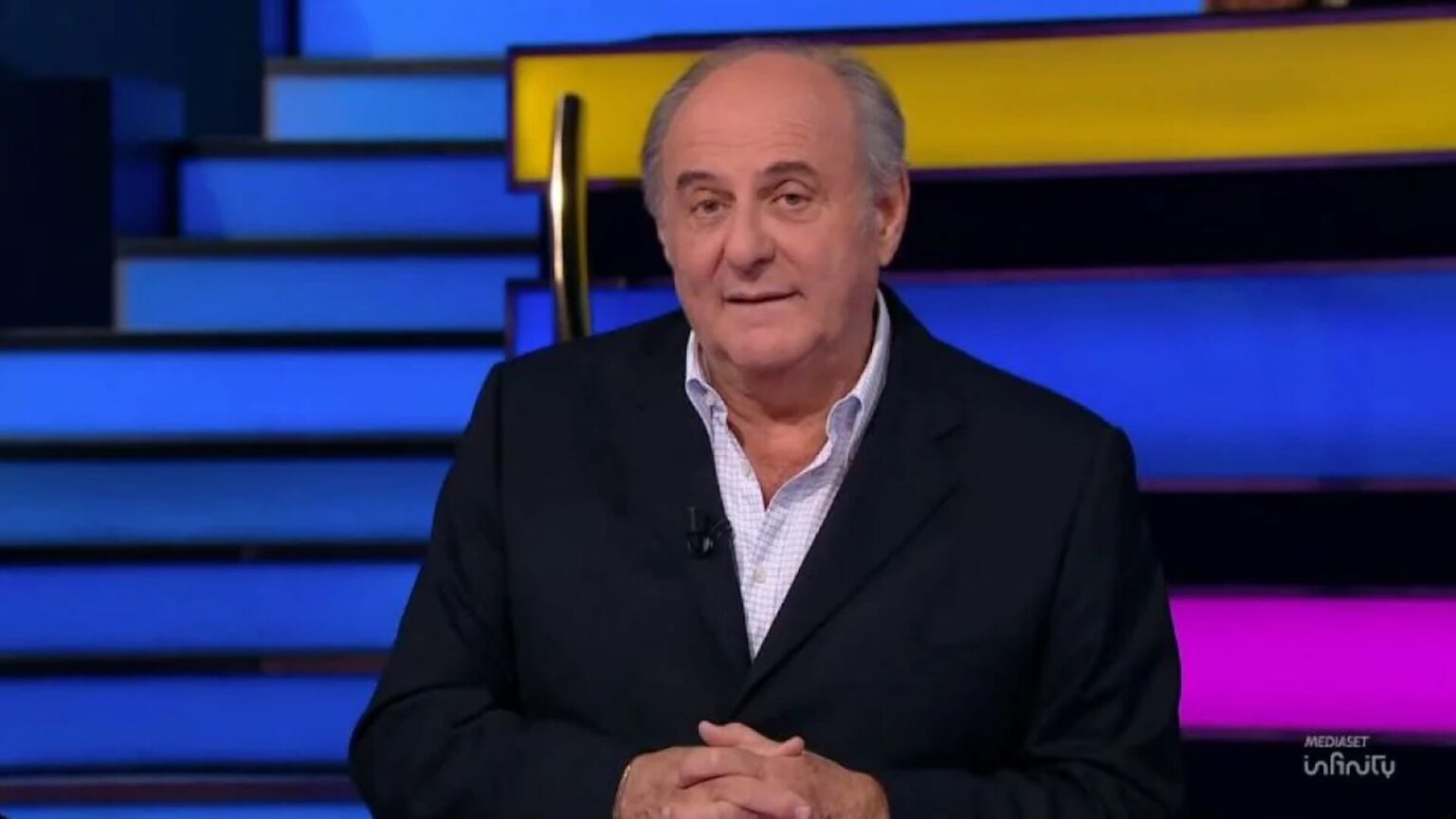 Polemica social su Gerry Scotti: cosa ha detto sugli insegnanti di sostegno e perché è scoppiato il caso online Gerry Scotti