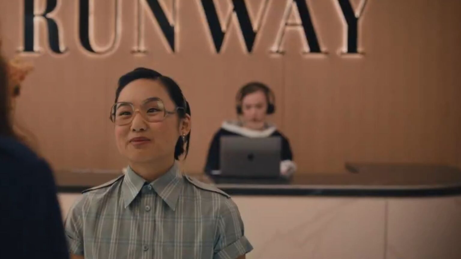 Helen J. Shen in una scena di Il diavolo veste Prada 2