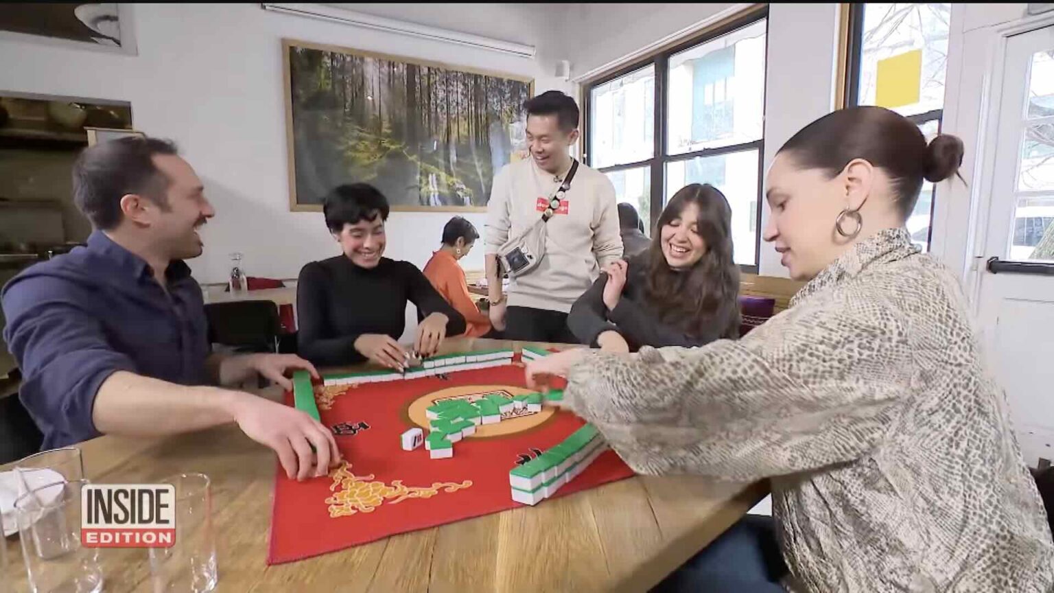 La Gen Z che gioca a Mahjong