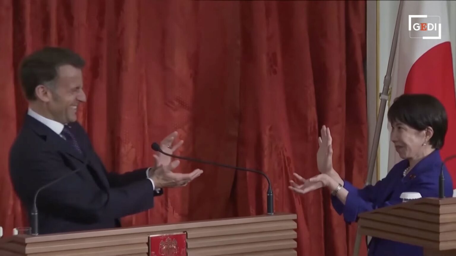 Macron e Takaichi fanno la Kamehameha di Dragon Ball: il gesto a sorpresa che spiazza tutti (ed è pioggia di meme) Macron e Takaichi fanno la Kamehameha di Dragon Ball