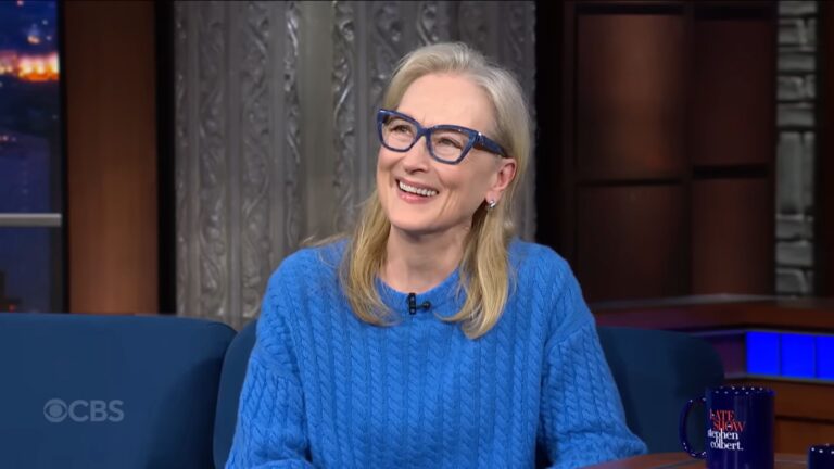 Meryl Streep indossa un maglione familiare durante l'intervista al The Late Show with Stephen Colbert fonte: YouTube
