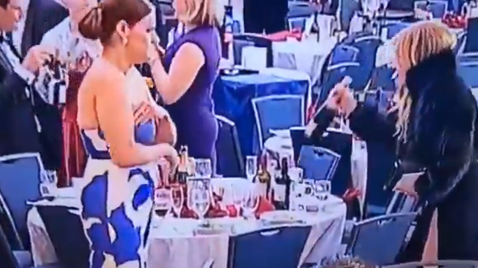 Le ladre del vino durante l'attentato a Trump