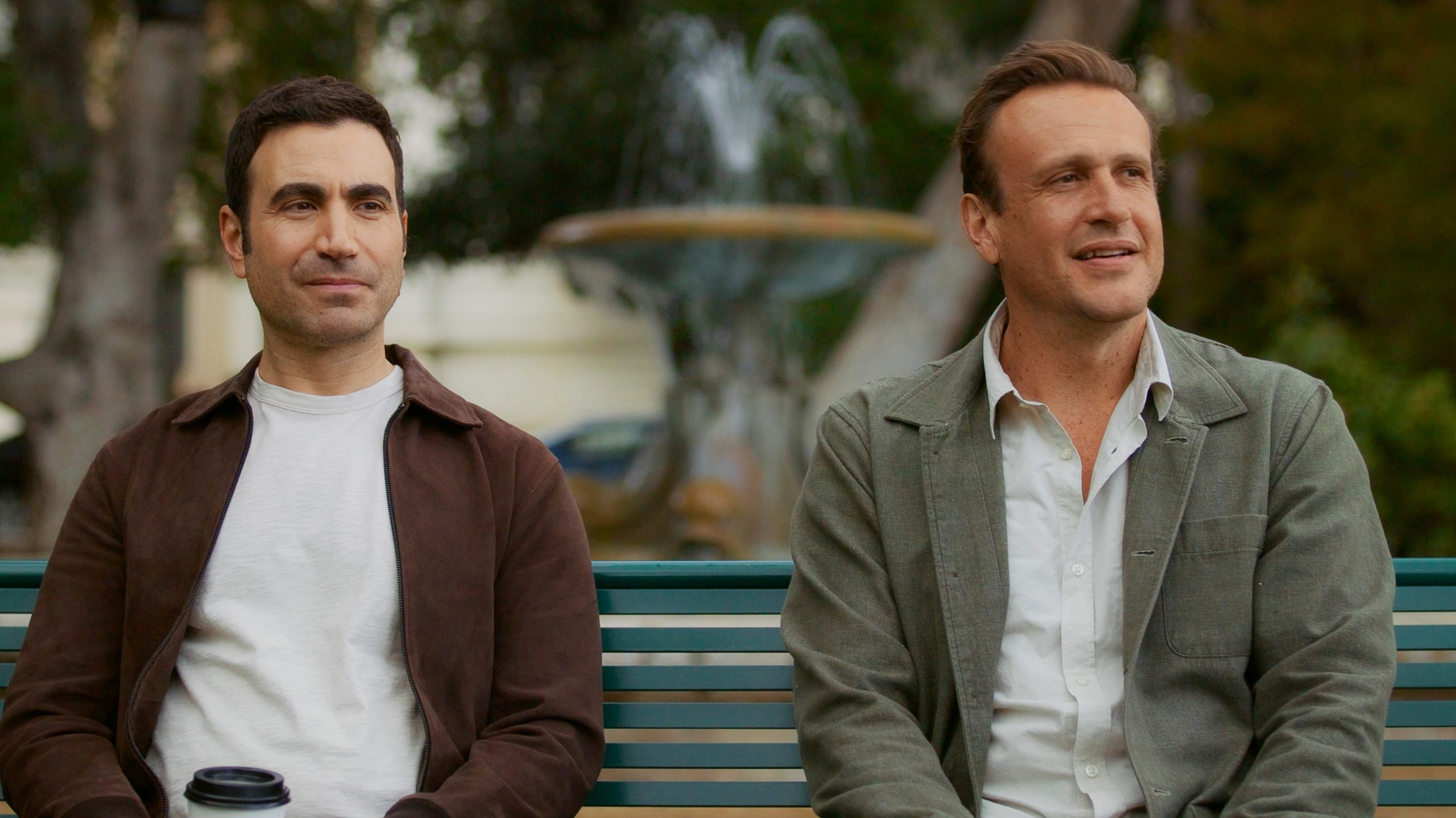 Brett Goldstein e Jason Segel in una scena di Shrinking