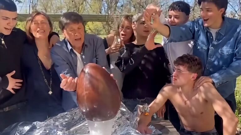 Perché Tredici Pietro sembra triste nel video di Pasqua di Gianni Morandi? Scoppia il caso virale sui social, ma il padre risolve i dubbi Tredici Pietro nel video di Pasqua del padre Gianni Morandi fonte: Instagram