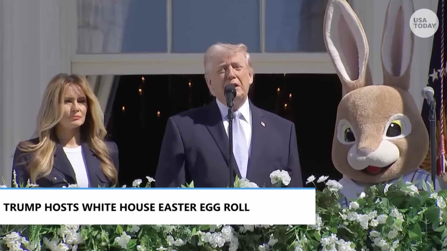 Trump alla Casa Bianca con Melania e un coniglio gigante