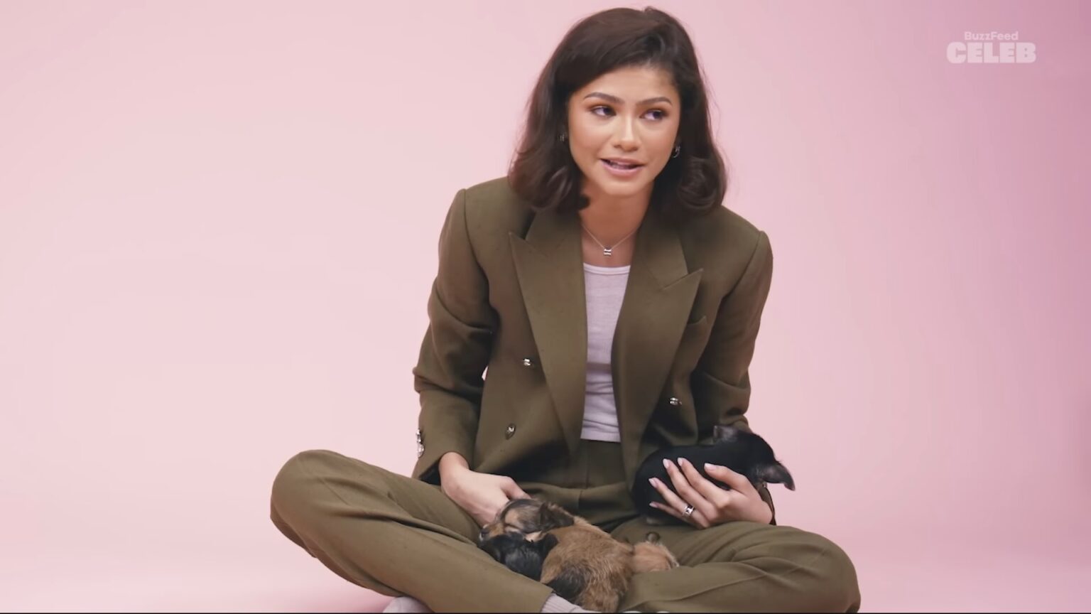 Zendaya in un'intervista con i cuccioli