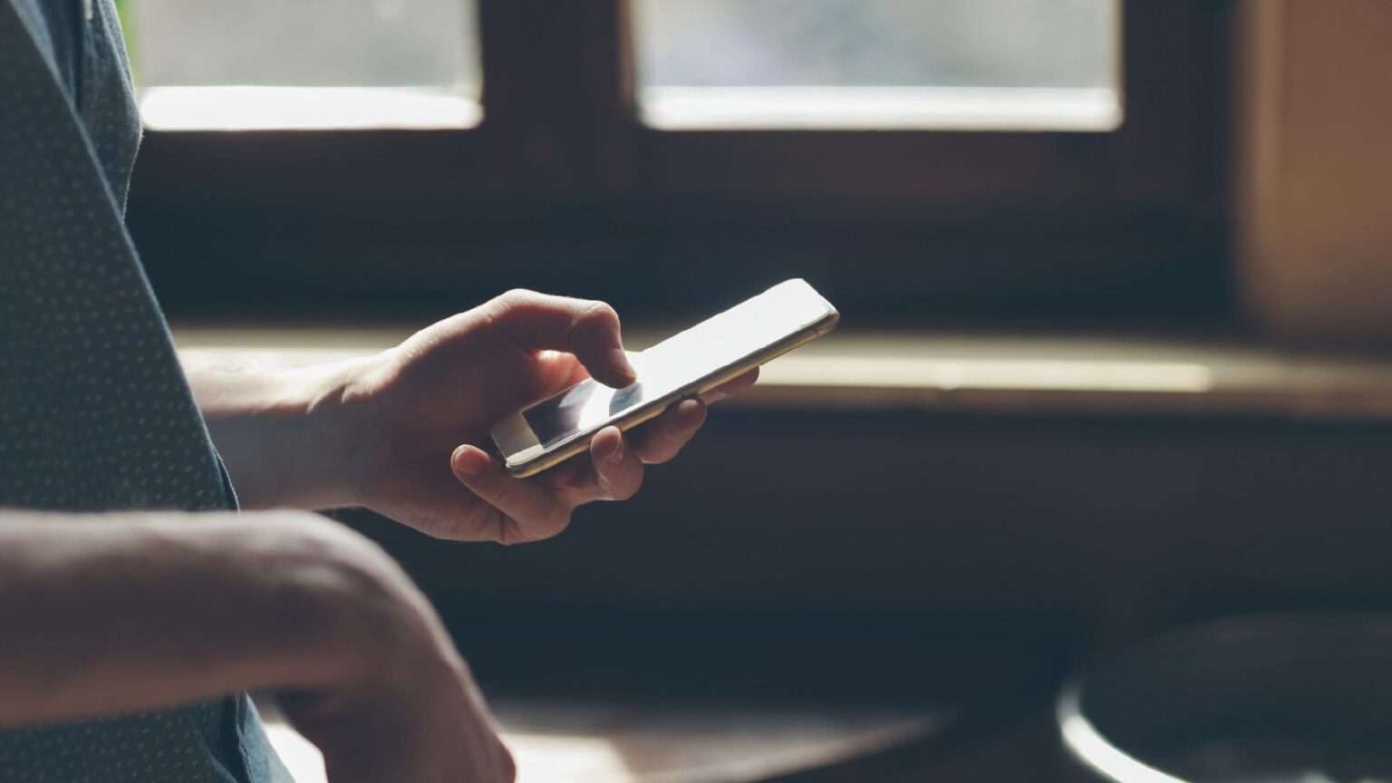 Come viene utilizzato il testo invisibile nei giochi e nelle app social? Il testo invisibile di un'app in uno smartphone