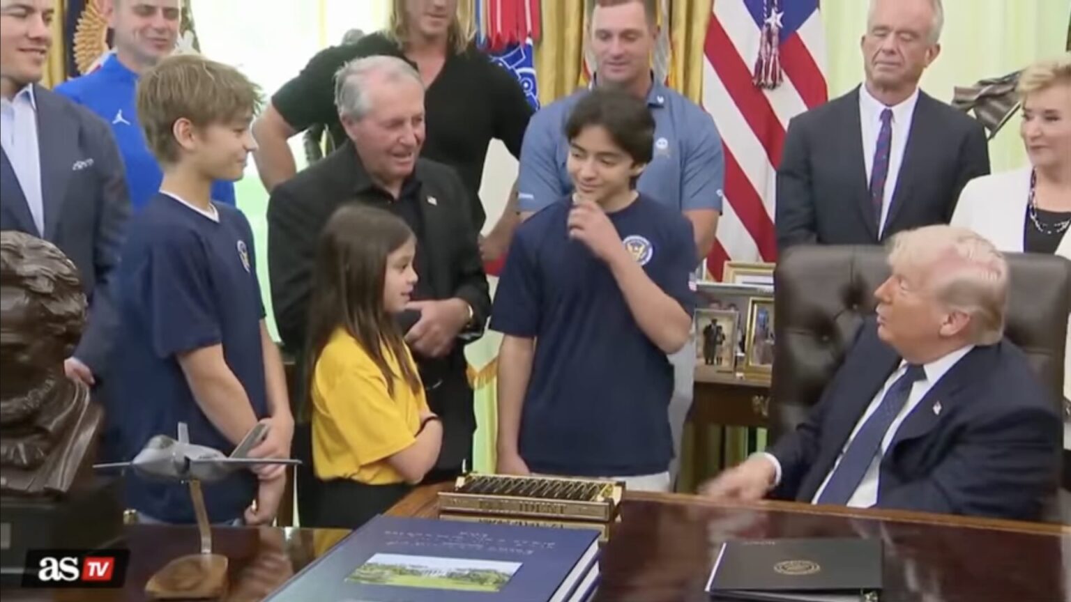 Donald Trump ed una bambina alla Casa Bianca