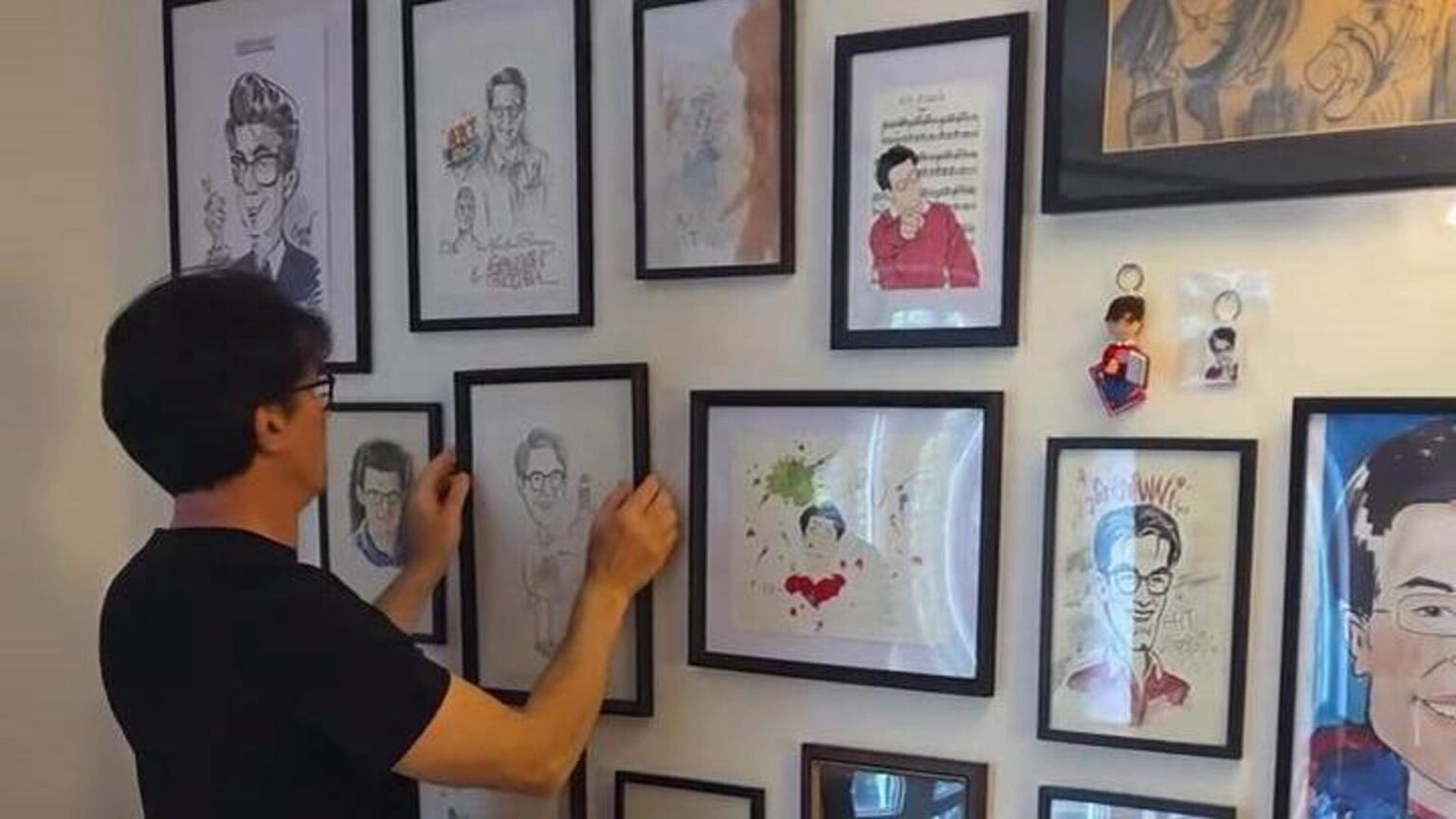 Giovanni Muciaccia con i regali dei suoi “bambini cresciuti”