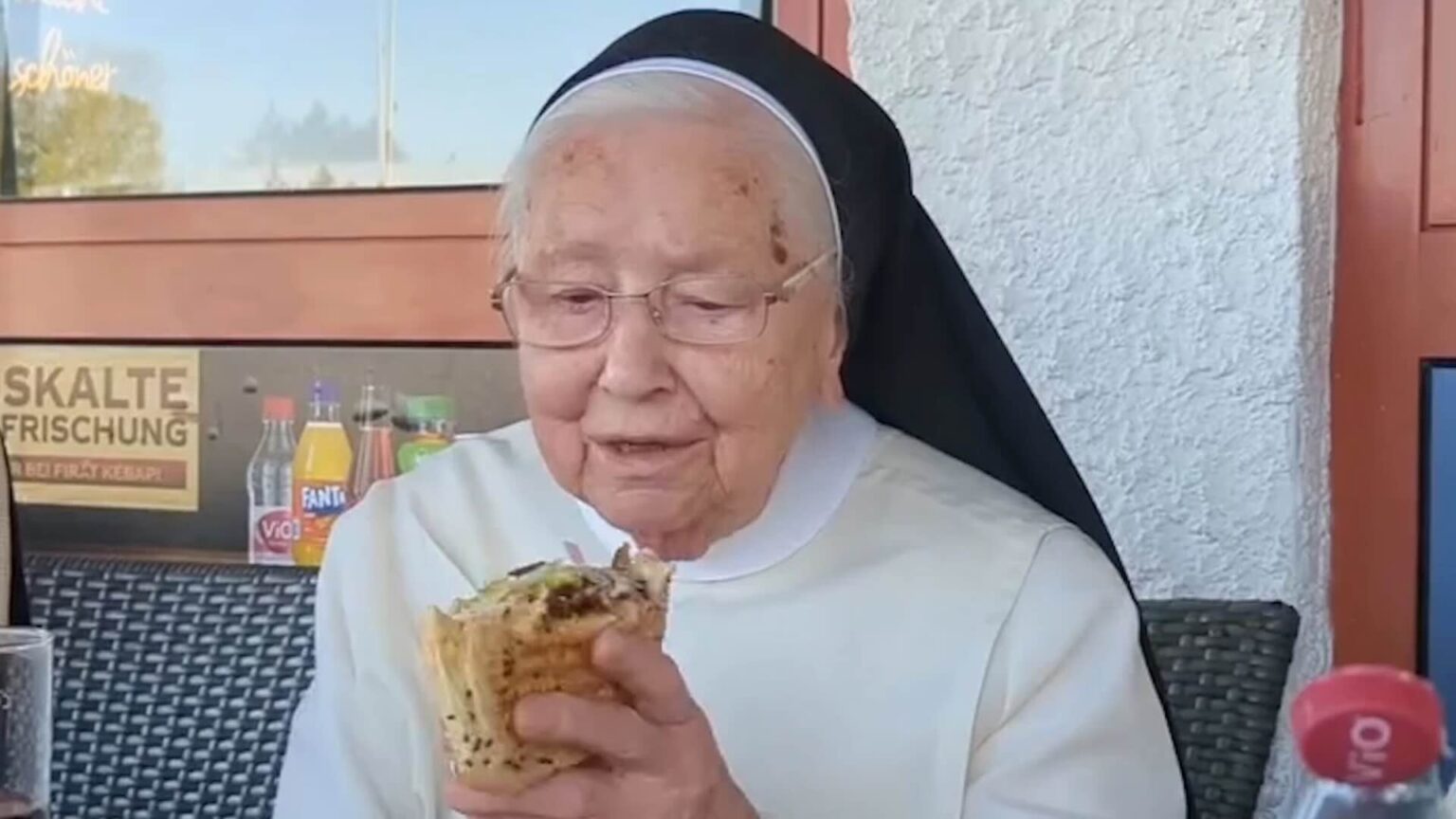 La suora che mangia il primo kebab