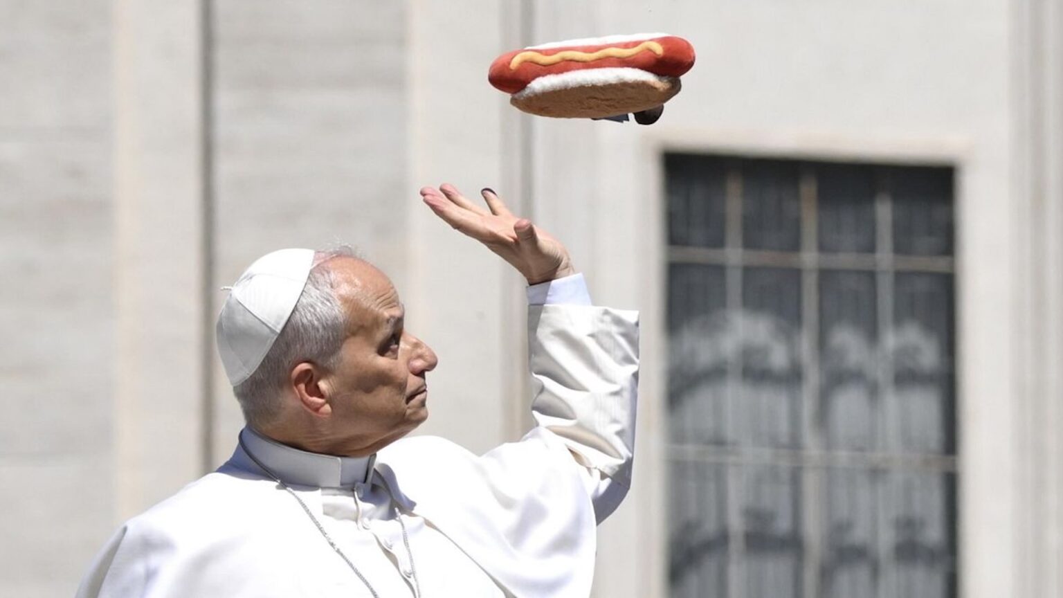 Papa Leone XIV mentre sta per afferrare un hot dog
