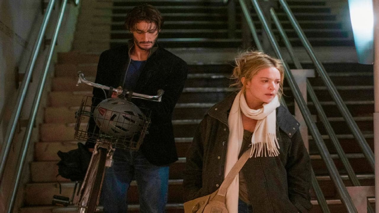 Pierre Niney e Virginie Efira in una scena di Parallel Tales