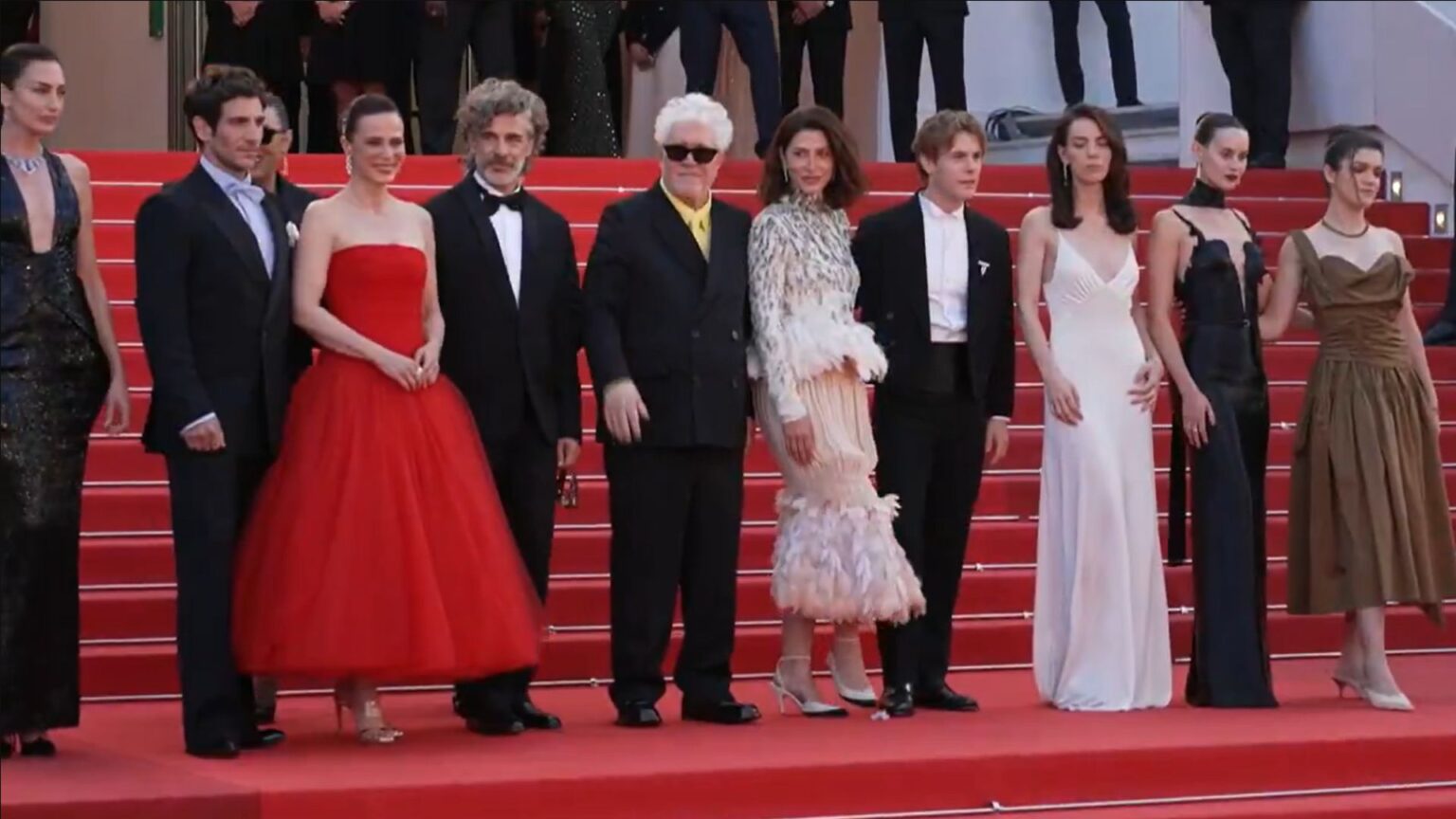 Bitter Christmas di Pedro Almodóvar: 6 minuti di applausi a Cannes per il suo film più personale Il cast del film di Pedro Almodóvar "Amarga Navidad"