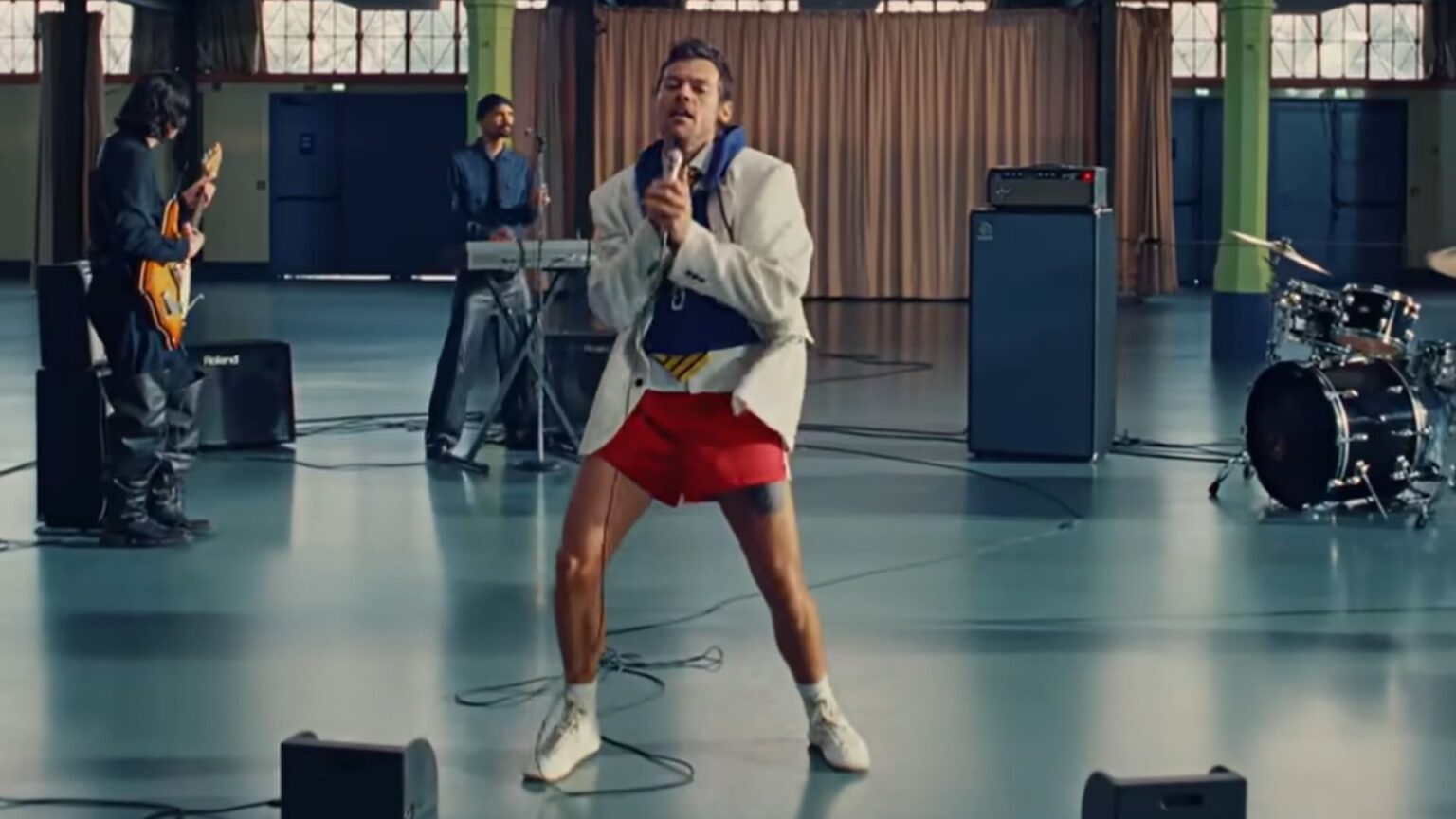 Harry Styles nel suo nuovo videoclip Dance No More