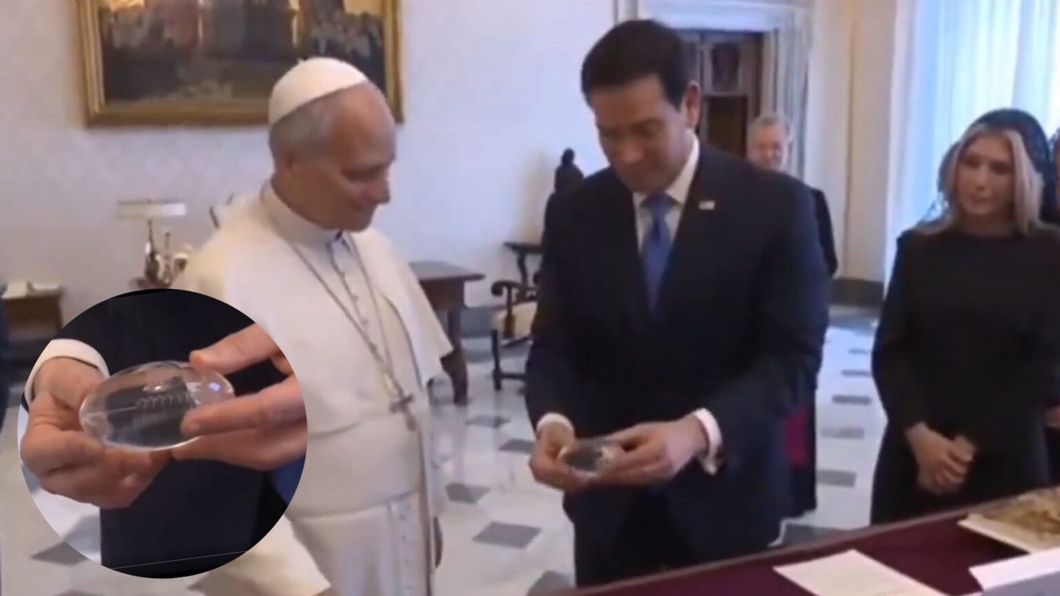 Papa Leone e il regalo a forma di palla da football