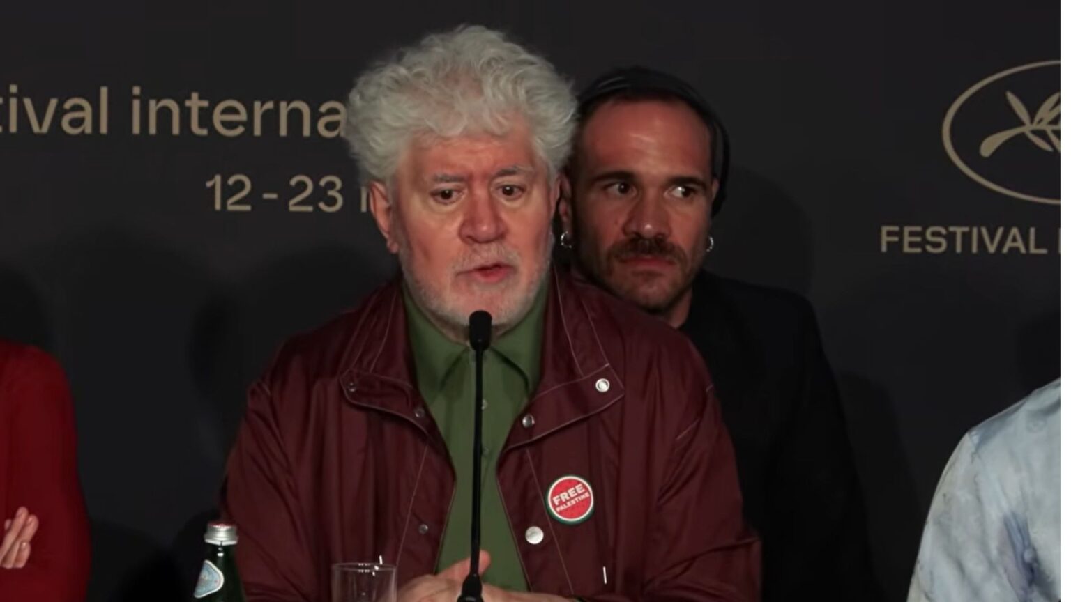 Pedro Almodóvar con la spilla “Palestina libera” a Cannes: “Gli artisti hanno il dovere morale di parlare” Pedro Almodóvar indossa la spilla Free Palestine