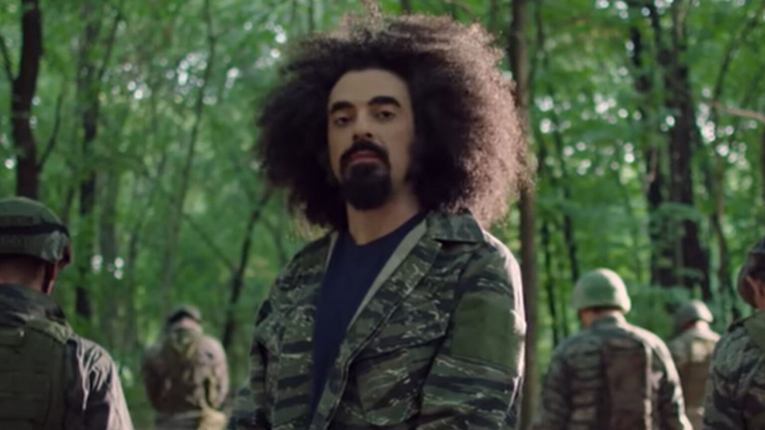 Caparezza nel videoclip Ti fa stare bene