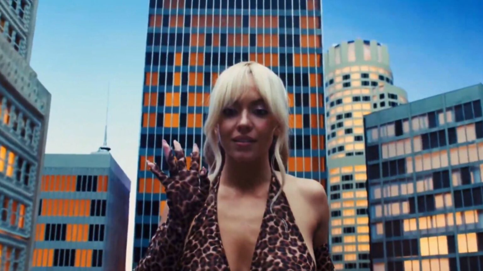 Le polemiche su Euphoria continuano: perché una nuova scena con Sydney Sweeney ha fatto infuriare il web? Una scena di Euphoria 3 puntata 5 con Cassie Howard