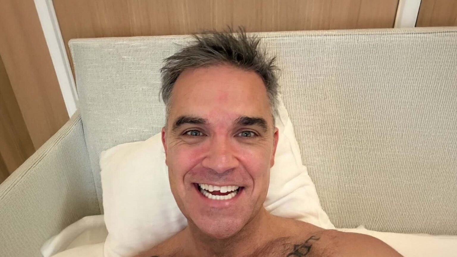 Robbie Williams con il dente rotto