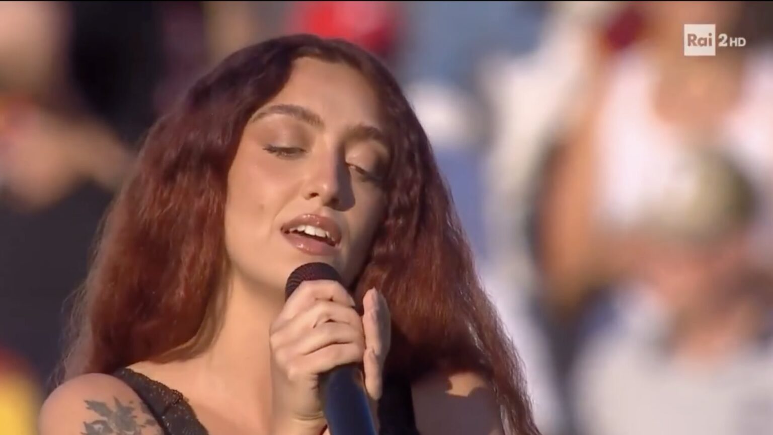 Sissi mentre canta allo Stadio Romeo Menti di Vicenza