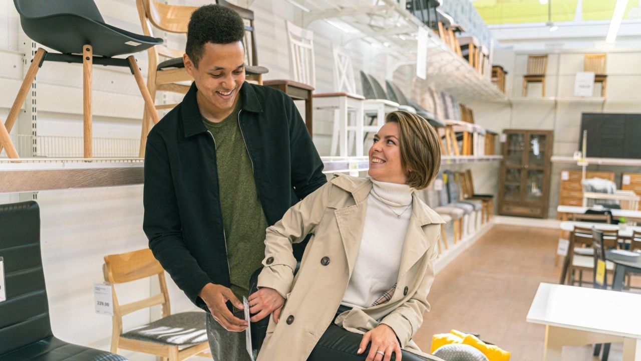 Una coppia dentro Ikea