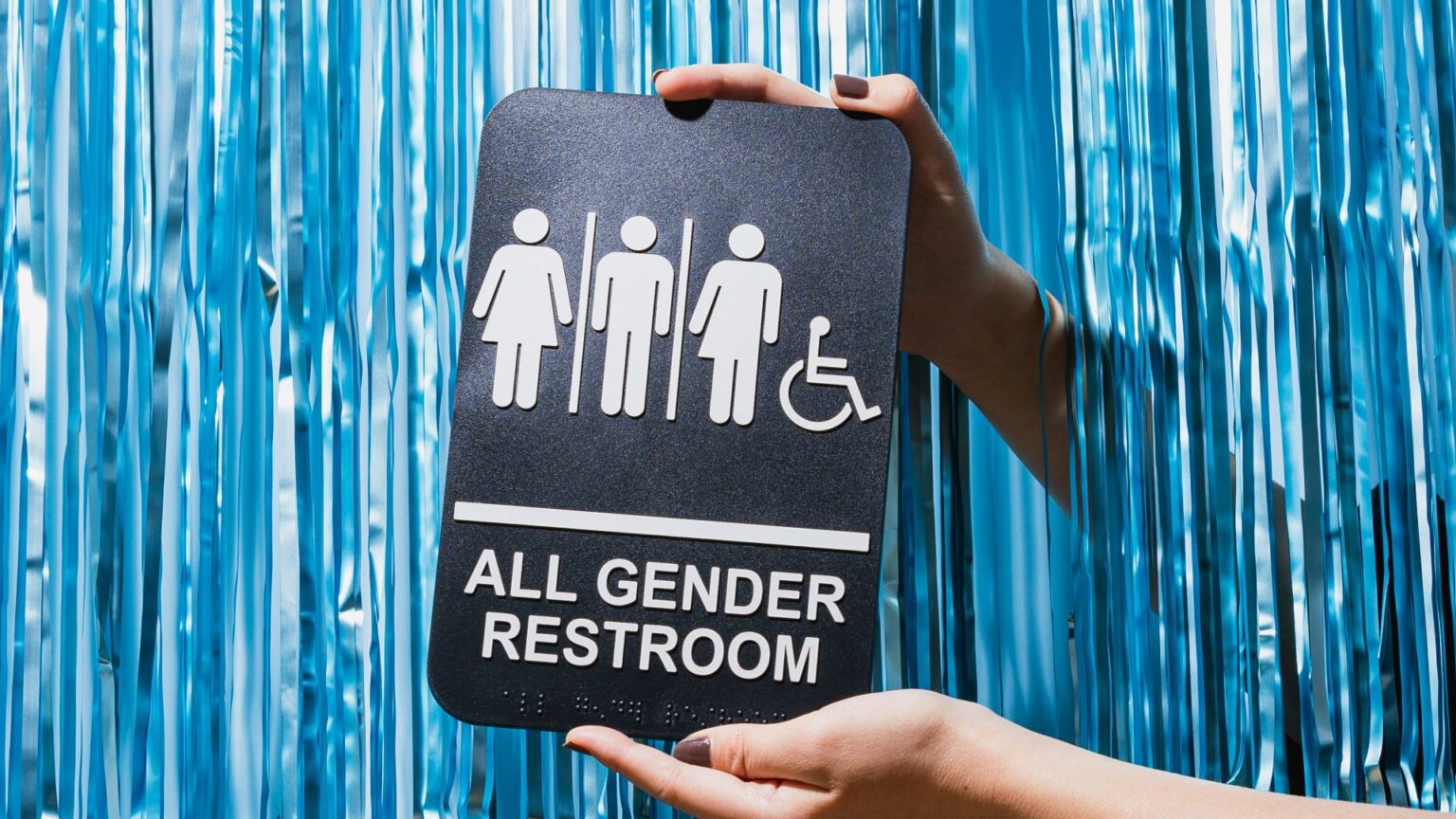 Batman, Zorro, alieni e sirene: a Grosseto è polemica sui bagni gender neutral di una scuola cartello che indica bagno gender neutral