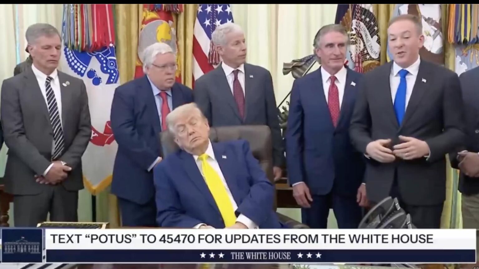 Donald Trumpo mentre dorme alla Casa Bianca