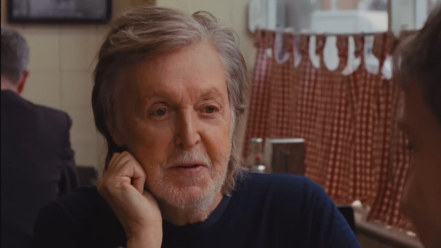Paul McCartney atterra a Palermo in jet privato: le foto sono virali, ma il vero mistero rimane la destinazione Paul McCartney