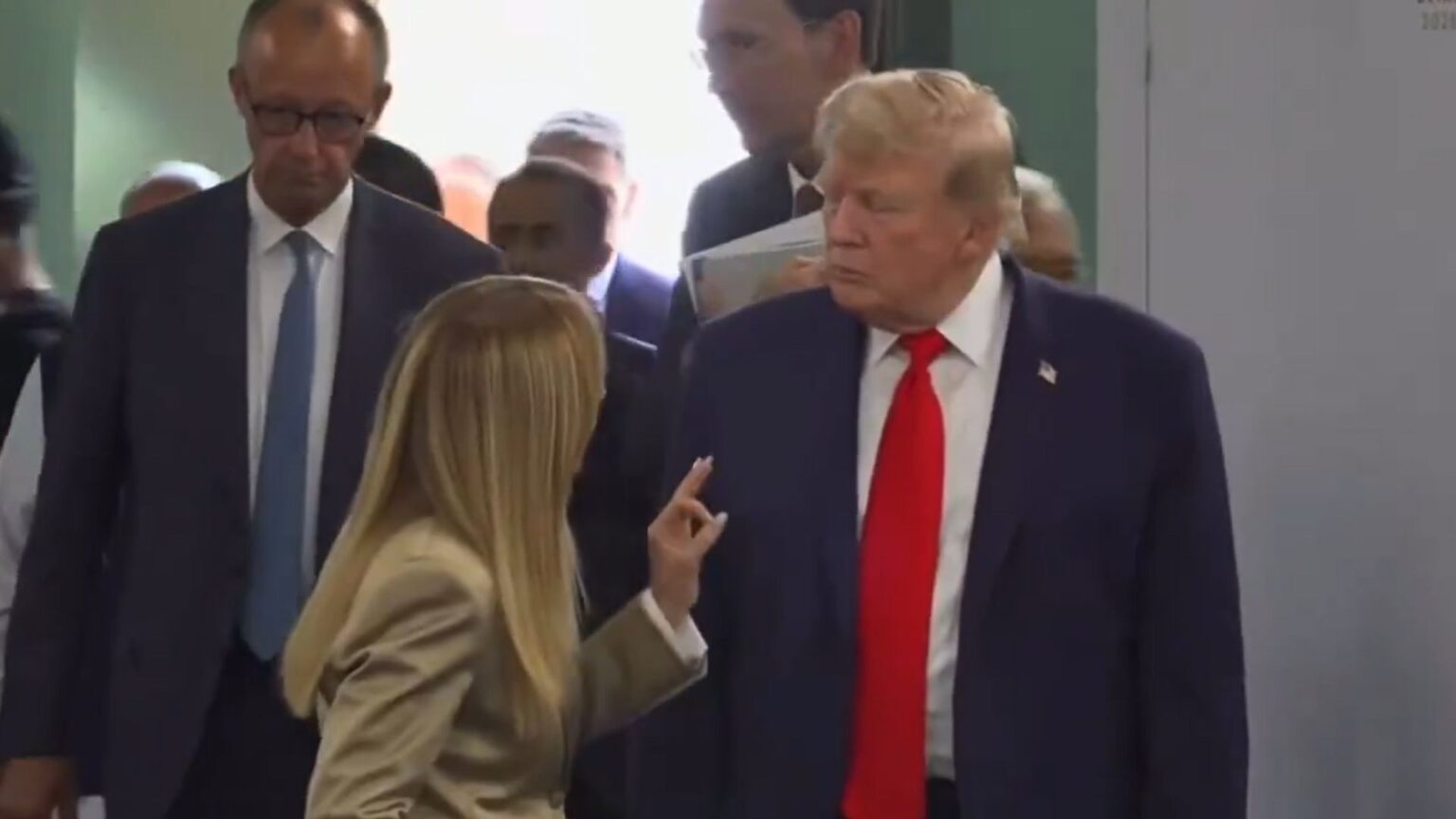 Il video che avrebbe fatto infuriare Trump: quel dito puntato di Giorgia Meloni è diventato virale in America Trump e Meloni
